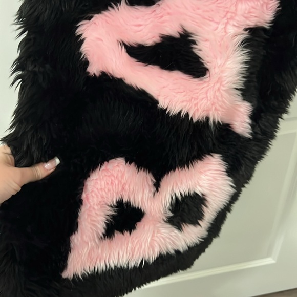 Balenciaga faux fur shawl - Picture 5 of 10